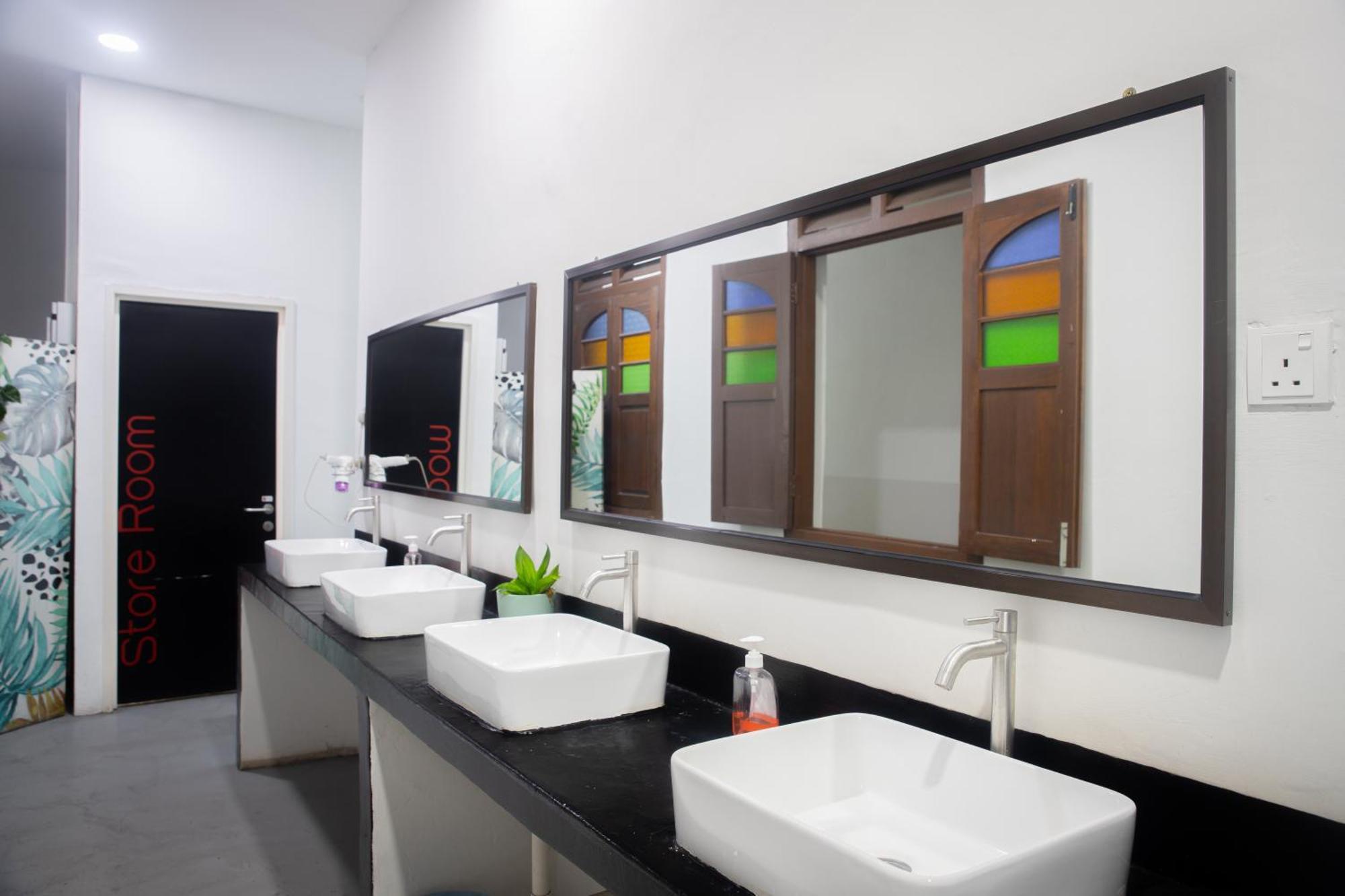 Sleep Here Hostel, Melaka Buitenkant foto